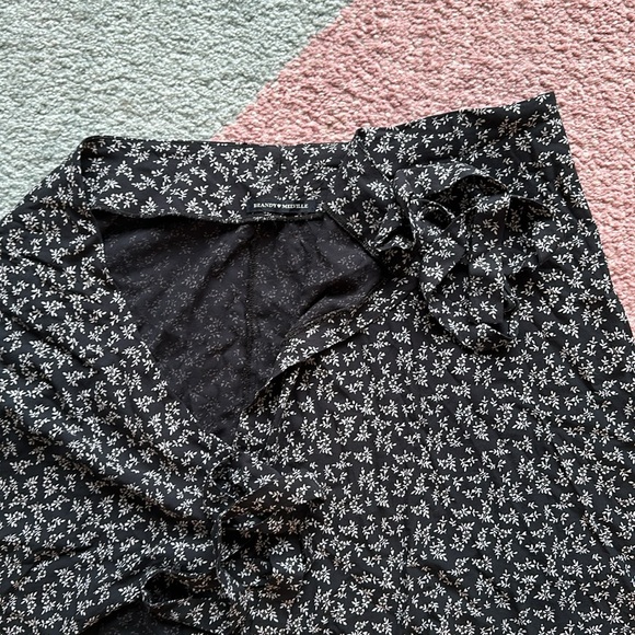 Brandy Melville flower skirt - Picture 2 of 4